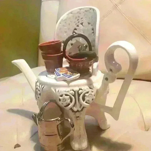 Vintage Porcelain Tea Pot - Picture 7 of 7